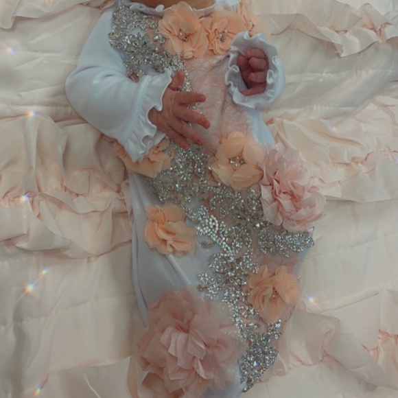 Baby gown - Picture 1 of 3